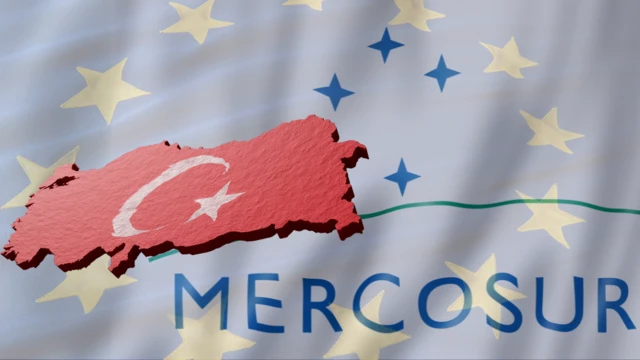 MERCOSUR ve AB bayraklarının üstüne eklenmiş, Türkiye bayrağı renklerinde bir Türkiye haritası