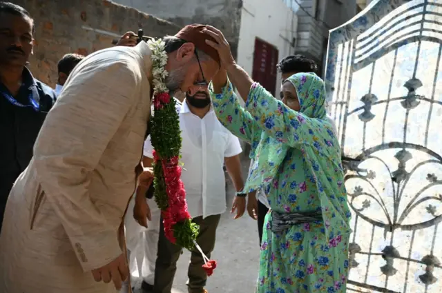 ভোটের প্রচারে বেরিয়ে এক প্রবীণার আশীর্বাদ নিচ্ছেন ওয়াইসি