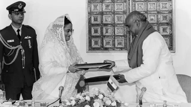 ঐতিহাসিক গঙ্গা চুক্তি স্বাক্ষরের সময় প্রধানমন্ত্রী হাসিনা ও প্রধানমন্ত্রী দেবেগৌড়া । ডিসেম্বর ১৯৯৬