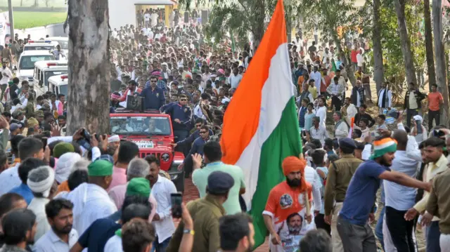 रोहतास में राहुल और तेजस्वी को देखने बड़ी संख्या में लोग जुटे थे.