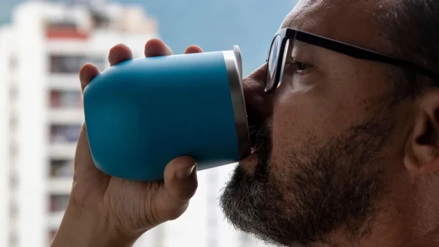 다회용 컵을 사용하는 남성