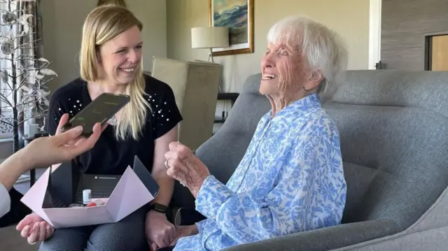 ጆአን ከሚኖሩበት የአዛውንቶች እንክብካቤ ማዕከል ሥራ አስኪያጅ ሊንድሴይ ሳርድ ጋር 