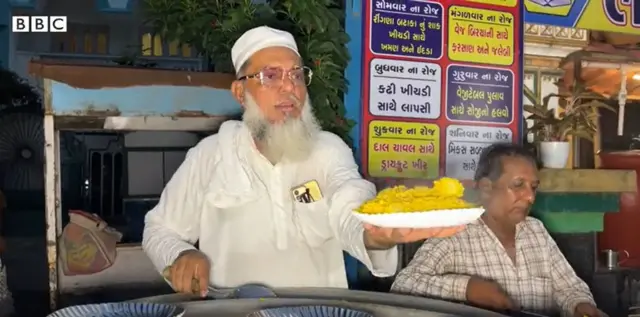 સુરતમાં નિસ્વાર્થી ભોજન સેવા