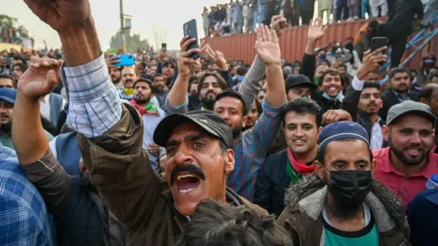 ইমরান খান আদালতে হাজিরা দেয়ার আগে থেকেই তার সমর্থকরা আদালত অঙ্গণের বাইরে সমবেত হন