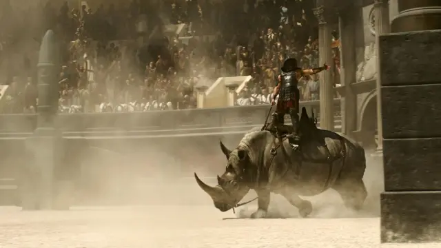 Un gladiador ingresa al coliseo montando un rinoceronte