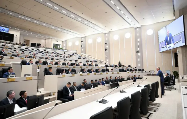 Қирғизистон парламенти ўзини ўзи тарқатиши эълон қилинган мажлиси