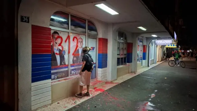 Ispisivanje poruke 1312 na stranačkim prostorijama naprednjaka u Novom Sadu