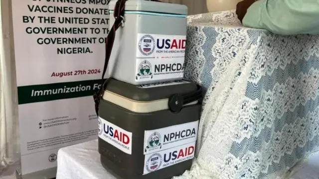 ዩኤስኣይድ ዝብል ጽሑፍ ዝተለጠፎ መትሓዚ መድሃኒት