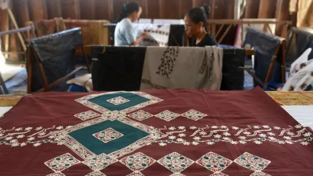 Di Aceh, ada batik cap motif khas Aceh sebagaimana dibuat di Rumah Batik Aceh, Desa Meunasah Manyang, Banda Aceh, Kamis (22/9). 