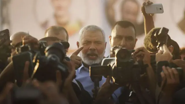 O ex-líder do Hamas, Ismail Haniyeh, em frente a jornalistas com câmeras