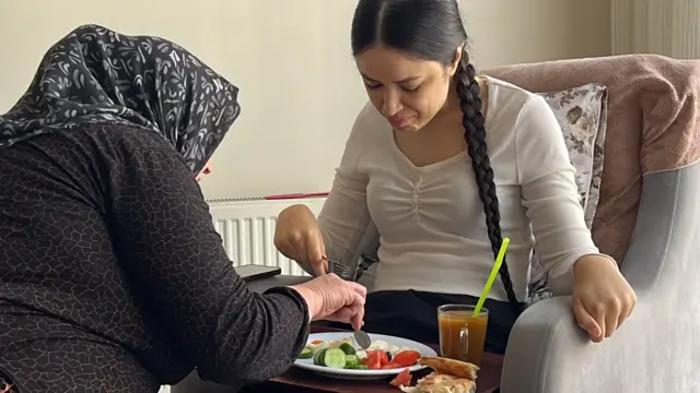 مادر موتلو به غذا خوردن دخترش کمک می‌کند