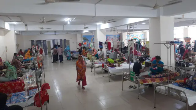 হাসপাতালের একটি কক্ষে দুই পাশে সারি করে রাখা বেডগুলো শিশু নিয়ে বসে ও শুয়ে আছেন মা-বাবা বা স্বজনরা
