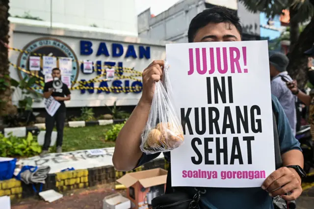 Warga yang tergabung dalam aliansi MBG Watch membawa poster saat aksi unjuk rasa di depan kantor Badan Gizi Nasional (BGN), Jakarta Pusat, Rabu (10/6/2026). Aksi tersebut menuntut perbaikan tata kelola Program Makan Bergizi Gratis (MBG) setelah mantan Kepala BGN Dadan Hindayana bersama dua mantan Wakil Kepala BGN Sony Sonjaya dan Lodewyk Pusung ditetapkan sebagai tersangka dalam kasus dugaan korupsi oleh Kejaksaan Agung. 