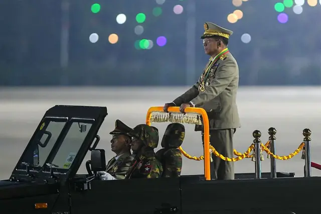 စစ်ခေါင်းဆောင် ဗိုလ်ချုပ်မှူးကြီး မင်းအောင်လှိုင်