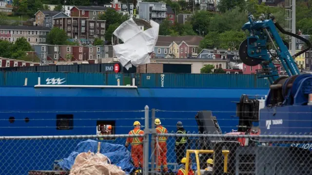 티타늄 링을 크레인으로 들어 옮기는 모습