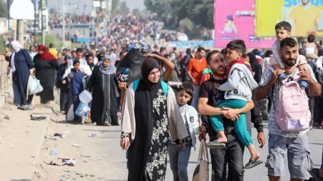 10 Kasım 2023. Kuzey'den tahliye edilen yüzlerce Gazzeli sokakta aileleriyle yürüyor.