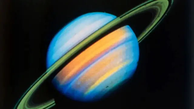 Teknologi sederhana pada Voyager 2 masih cukup baik untuk mengirimkan kembali gambar detail planet-planet tetangga kita.