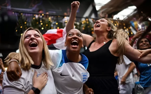 مشجعات يحتفلن منتخب إنجلترا