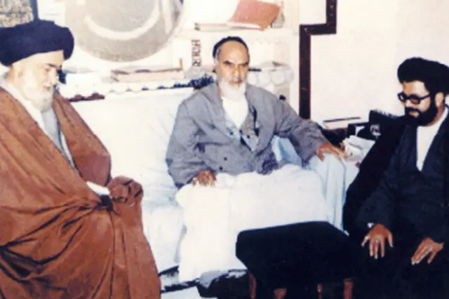 حسین موسوی تبریزی (راست) در کنار آیت‌الله خمینی و آیت‌الله مدنی (چپ)