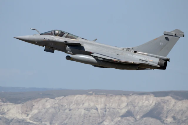 Un avion de chasse Dassault Rafale de la marine française décolle de la base aérienne de Saragosse.