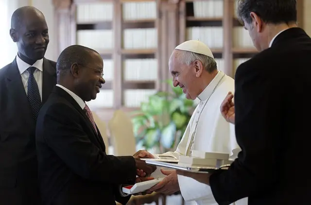 Echange de cadeaux entre le premier ministre mozambicain et le Pape François