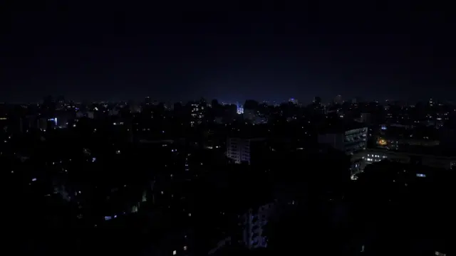 صورة من أعلى لأحد أحياء القاهرة وهي مظلمة