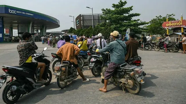 တချို့တောင်သူတွေလည်း လယ်ယာမှာသုံးဖို့ ဆီတန်းစီကြရပါတယ်