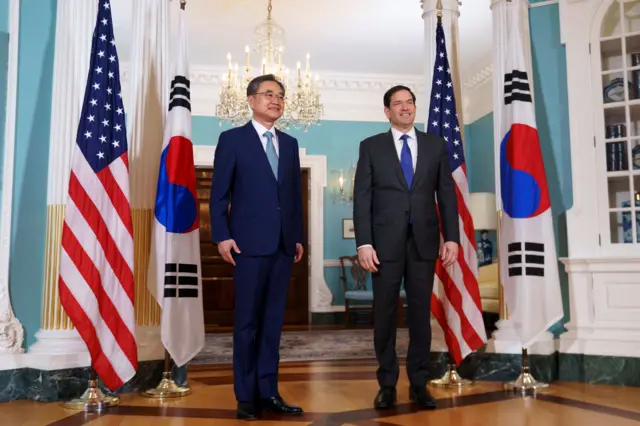 조현 외교부 장관이 7월 31일(현지시간) 미국 워싱턴DC 국무부에서 마코 루비오 국무부 장관과 악수하고 있다