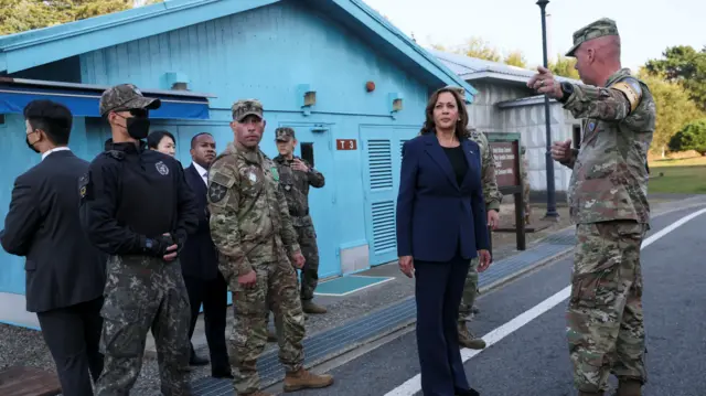 Kamala Harris ao lado da linha de demarcação na Zona Desmilitarizada (DMZ) que separa as duas Coreias, em Panmunjom, Coreia do Sul, em 29 de setembro de 2022.