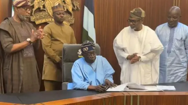 Aworan Aarẹ nibi to ti buwọlu abadofin eto ẹyawo ẹkọ