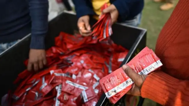 कच्च्या मालाच्या किमती वाढण्याची शक्यता असून त्याचा परिणाम कंडोमच्या किरकोळ विक्रीवर होण्याची शक्यता आहे (फाइल फोटो)