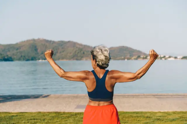 Una mujer musculosa de la tercera edad de espaldas