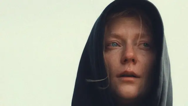 검은 천으로 머리를 덮은 율리아나