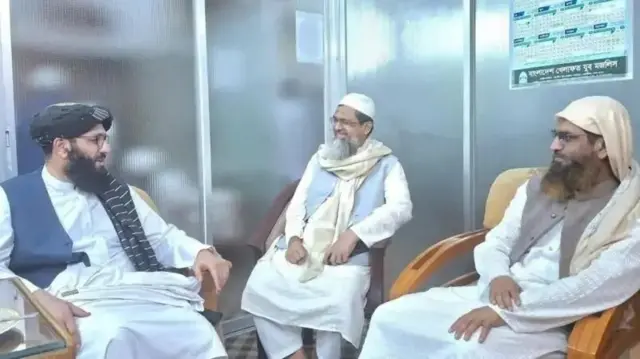 له چپ لورې نور احمد نور دی، له د بنګله‌دیش د دیني عالمانو سره یې لیدلي، ډاکه.
