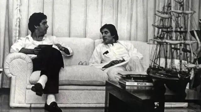 छोटे भाई अजिताभ बच्चन (बाएं) के साथ अमिताभ
