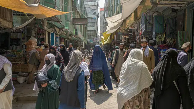 نمای مندوی کابل، تصویری از زنان و مردان 