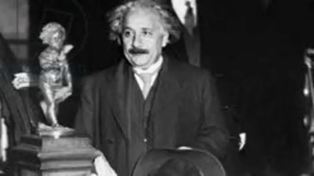 आईनस्टाईनचं नाव घेतलं जातं तेव्हा सत्येंद्रनाथ बोसांचं नावंही घेतलं जातं.