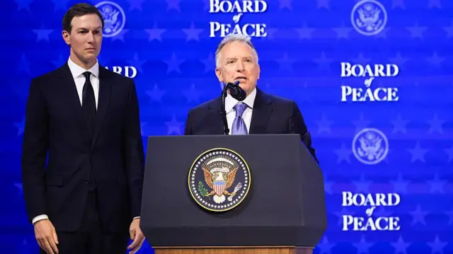 Steve Witkoff habla durante la reunión de la Junta de Paz, con Jared Kushner a su lado.