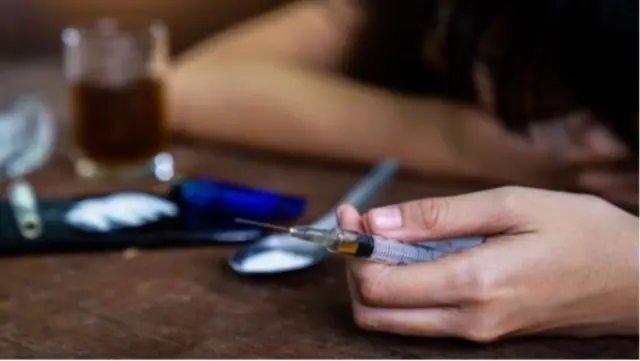 main qui tient une seringue