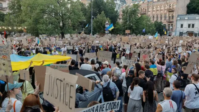 Protestatari într-o piață.