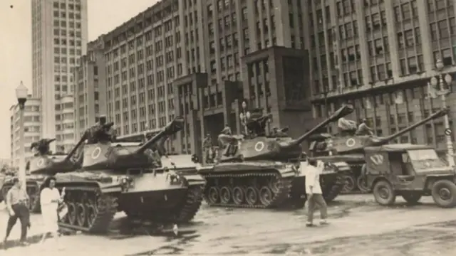 Tanques nas ruas durante ditadura no Brasil