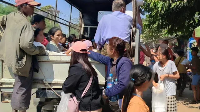 တားဆီးမခံရခင် ထွက်လာခွင့်ရတဲ့စစ်ဘေးရှောင်တွေကို အစားအသောက်လှူနေတဲ့ တောင်ငူဒေသခံများ