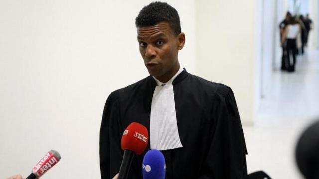 Homem fala diantequal o melhor casino onlinemicrofones