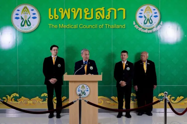 ศ.ดร. นพ.ประสิทธิ์ วัฒนาภา อุปนายกแพทยสภา คนที่ 1 ยังไม่เปิดเผยชื่อแพทย์ที่ถูกลงโทษ และไม่บอกว่าจะพักใช้ใบอนุญาตแพทย์ทั้ง 2 รายนานเท่าใด จนกว่าจะมีการออกคำสั่งอย่างเป็นทางการ