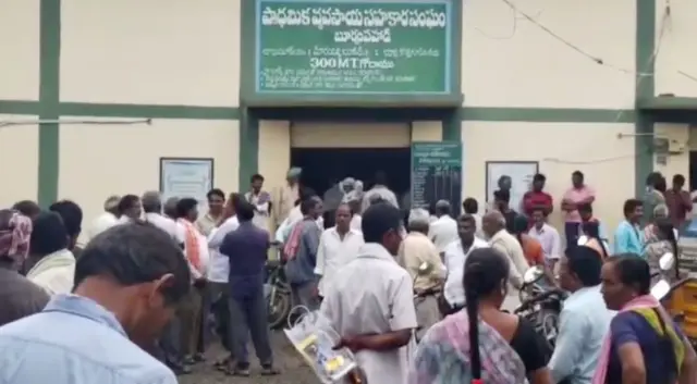 యూరియా కోసం రైతుల ఎదురుచూపులు