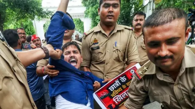লক্ষ্ণৌতে ২৫শে জুলাই এক বিক্ষোভকারীকে তুলে নিয়ে যাচ্ছে পুলিশ - ফাইল ছবি