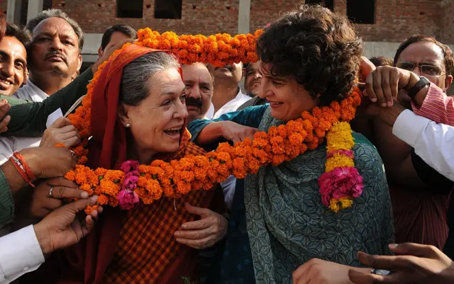 प्रियंका गांधी और सोनिया गांधी