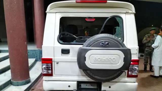 সংসদ সদস্যদের দলের একটি ভাংচুর হওয়া গাড়ি