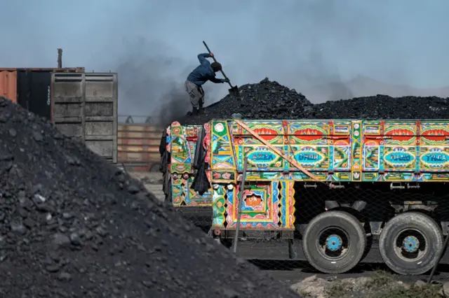 حکومت طالبان و دولت پیشین افغانستان ارزش ذخایر طبیعی افغانستان را سه تریلیون دلار تخمین زده اند