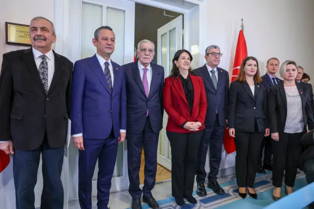 DEM Parti heyeti ve CHP temsilcileri Meclis'te ayakta poz veriyor